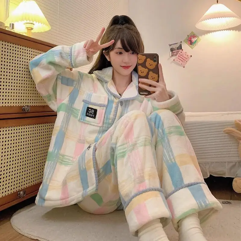 Новые женские пижамы, сексуальный пижамный комплект, осенне-зимняя домашняя одежда, коралловые бархатные фланелевые штаны, утепленная милая модная домашняя одежда для женщин
Новые женские пижамы, сексуальный пижамный комплект, осенне-зимняя домашняя одежда, коралловые бархатные фланелевые штаны, утепленная милая модная домашняя одежда для женщин