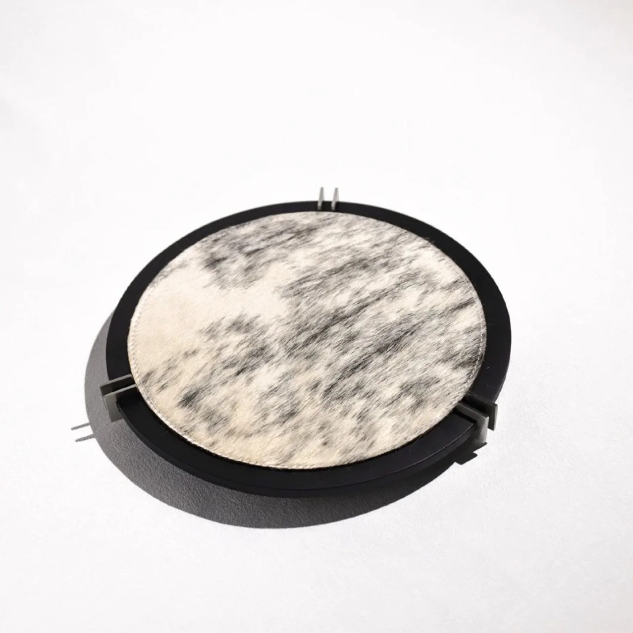 Modern simple solid wooden horse fur leather metal decoration pallet model room sales department home storage ornaments storage
Modern simple solid wooden horse fur leather metal decoration pallet model room sales department home storage ornaments storage