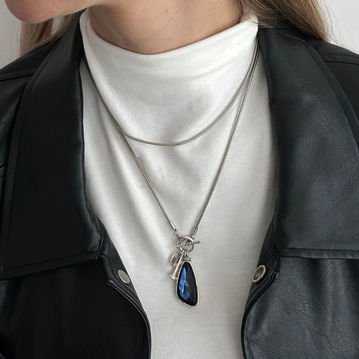 KunJoe 3 Colors Trendy Irregular Acrylic Rhinestone Pendant Necklace for Women Retro Simple Snake Bone Chain Long Sweater Chain
KunJoe 3 Colors Trendy Irregular Acrylic Rhinestone Pendant Necklace for Women Retro Simple Snake Bone Chain Long Sweater Chain