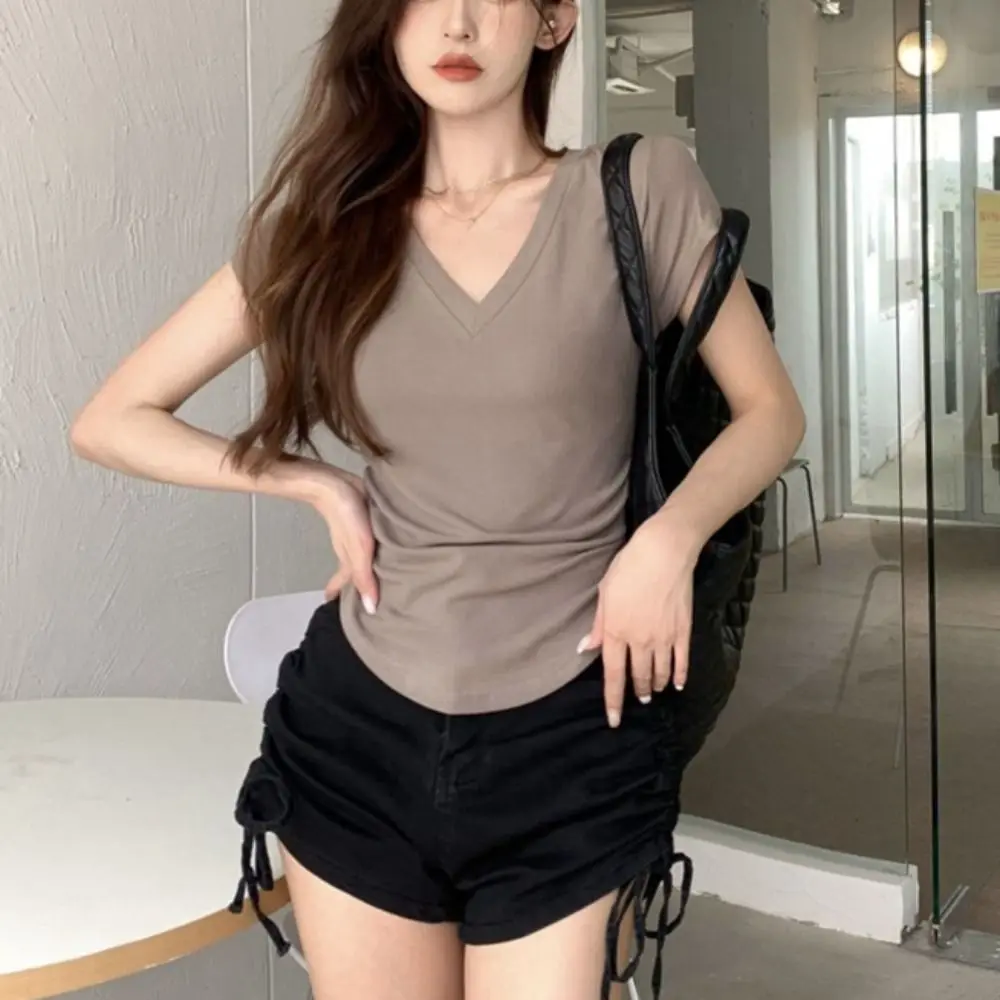 Korean Style Pleated Short Sleeve T-shirt Chic Simple Y2K Crop Top Women Bottoming Shirt Slim Fit V-neck Tees Top Summer
Korean Style Pleated Short Sleeve T-shirt Chic Simple Y2K Crop Top Women Bottoming Shirt Slim Fit V-neck Tees Top Summer