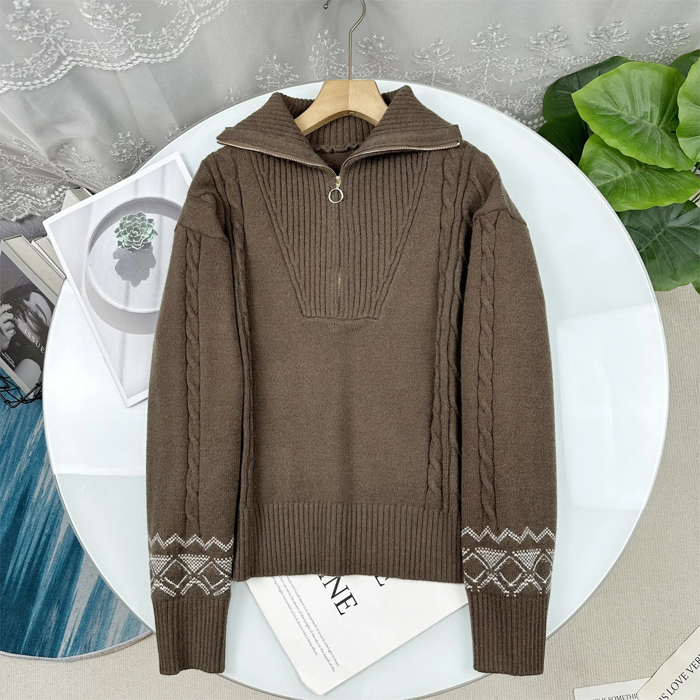 Retro Style Women's Knitted Sweater Wool Blend Half Open Front Zipper Crew Neck Long Sleeve Knitwear Fashionable Autumn Top
Retro Style Women's Knitted Sweater Wool Blend Half Open Front Zipper Crew Neck Long Sleeve Knitwear Fashionable Autumn Top