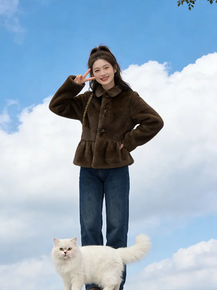 Корейское модное женское пальто из искусственного меха норки, водонепроницаемое, с отложным воротником на одной пуговице, свободного кроя, повседневное, трендовое
Корейское модное женское пальто из искусственного меха норки, водонепроницаемое, с отложным воротником на одной пуговице, свободного кроя, повседневное, трендовое