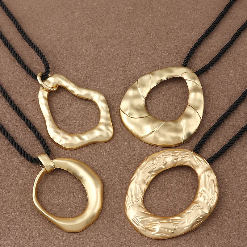 1 x Matte Gold Color Personality Irregular Shape Tribal Bohemia Pendant On Black Chunky Rope Necklace Jewellery For Daily Wear
1 x Matte Gold Color Personality Irregular Shape Tribal Bohemia Pendant On Black Chunky Rope Necklace Jewellery For Daily Wear