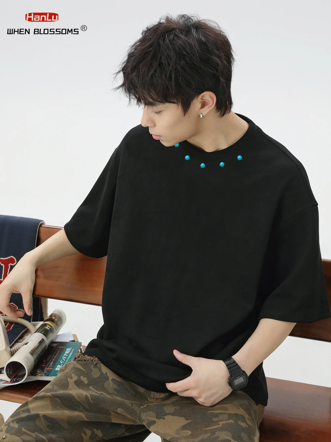Summer Men's Women's Turquoise Studded Tee Suede-Finish Vintage Luxury T-Shirt Loose Fit Casual Short Sleeve Old Money Style
Summer Men's Women's Turquoise Studded Tee Suede-Finish Vintage Luxury T-Shirt Loose Fit Casual Short Sleeve Old Money Style