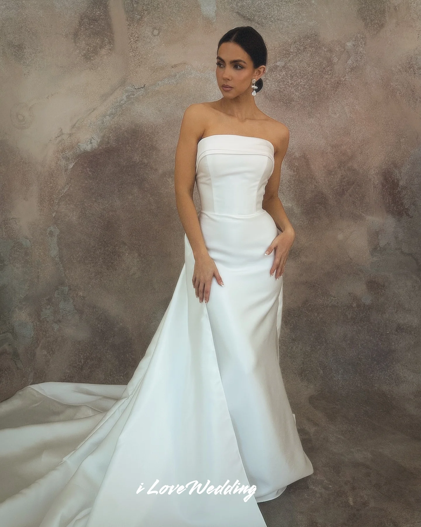 White Strapless Wedding Dresses 2025 Sleeveless Mermaid Floor-Length Sweep Train Elegant Pleated Wedding Party Dress Customized
White Strapless Wedding Dresses 2025 Sleeveless Mermaid Floor-Length Sweep Train Elegant Pleated Wedding Party Dress Customized