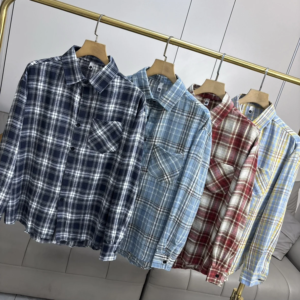 Фланелевая рубашка в клетку с длинным рукавом в американском ретро-стиле для мужчин и женщин, осенне-зимняя, для многослойных образов, стандартный крой
Фланелевая рубашка в клетку с длинным рукавом в американском ретро-стиле для мужчин и женщин, осенне-зимняя, для многослойных образов, стандартный крой