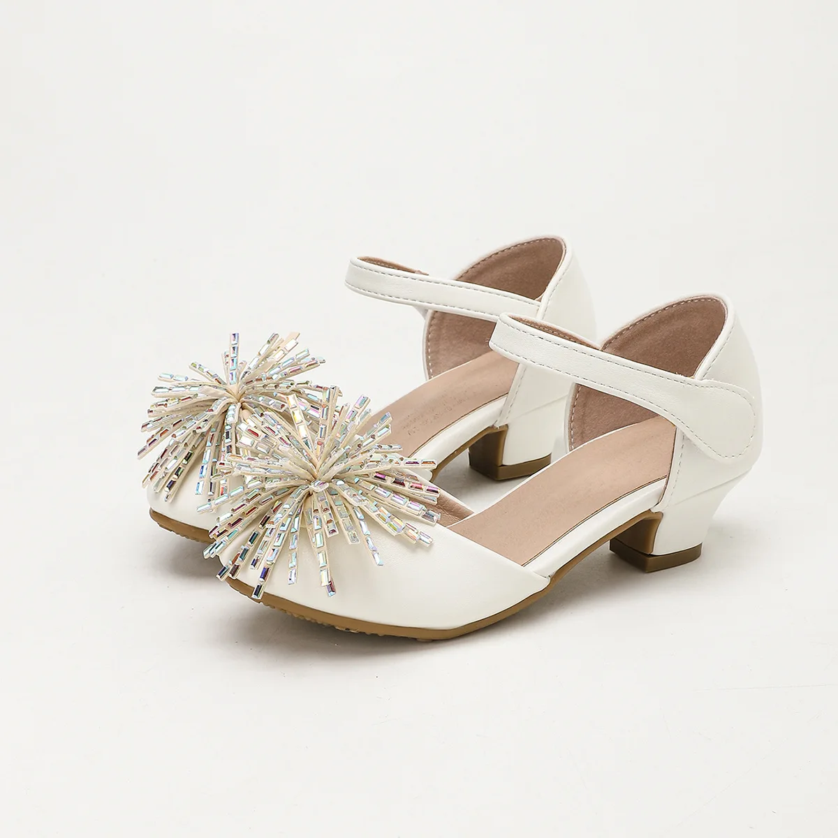 Girls White Party Heels Princess Hollow Sweet Sandals Kids Performance Dress Shoes with Block Heels for Special Occasion
Girls White Party Heels Princess Hollow Sweet Sandals Kids Performance Dress Shoes with Block Heels for Special Occasion