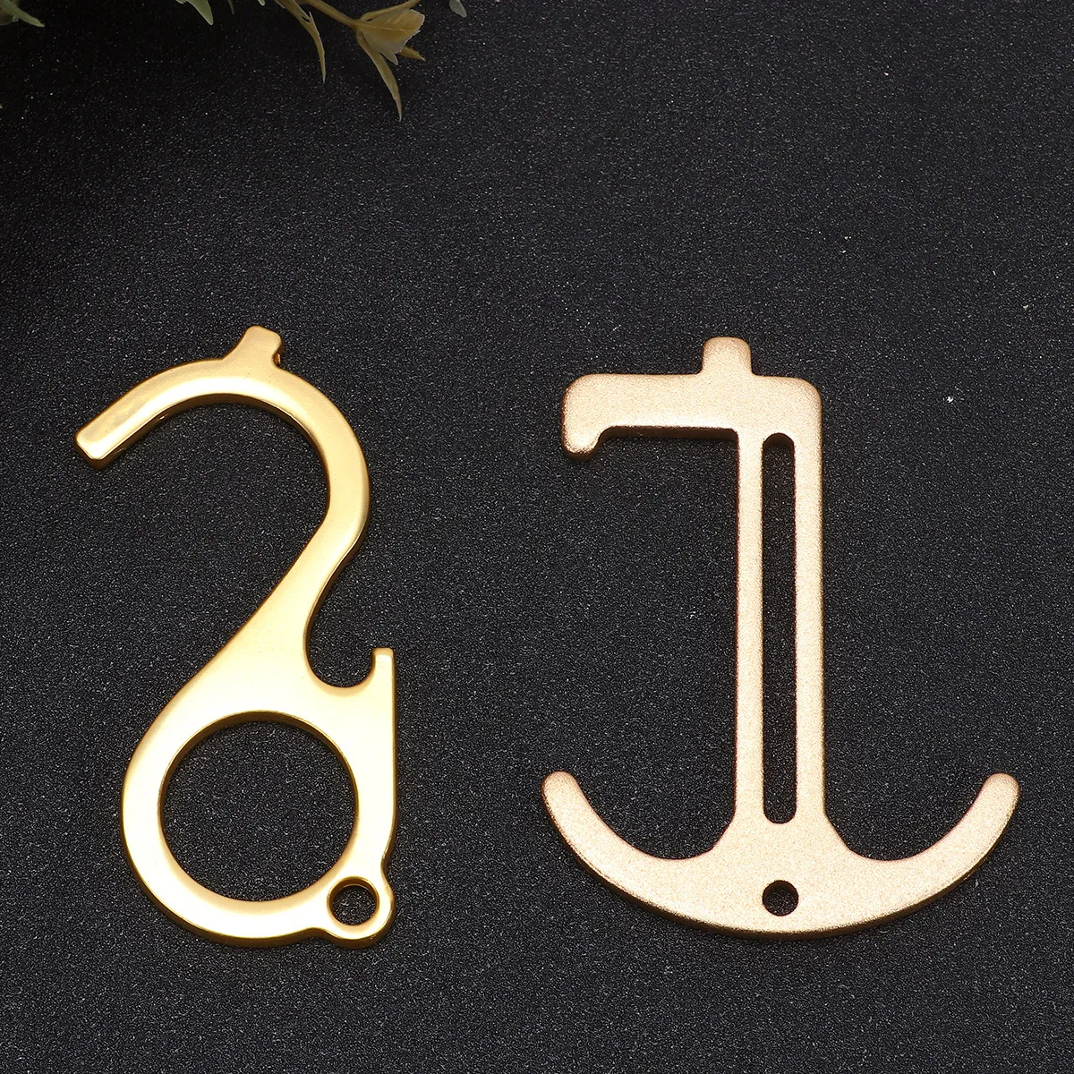 2Pcs Contact-Free Door Opener Elevator Button Tool Portable Ergonomic Press Door Handle Keychain Suitable for Safe Public Use