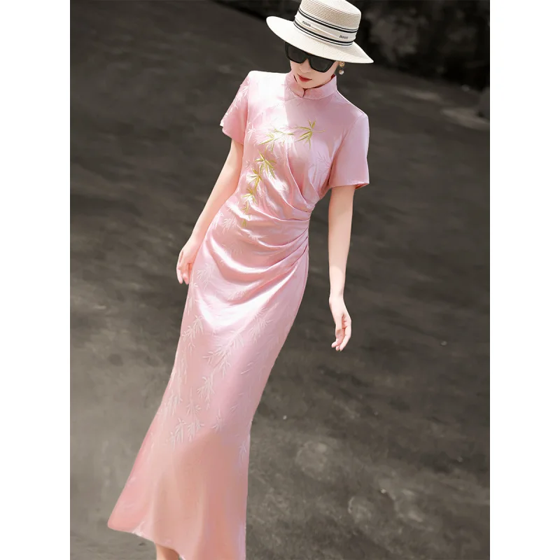 MEXCOCO 2026 Summer New Chinese Style Acetate Qipao Maxi Dress Short Sleeve Embroidery Jacquard Ruched Slim Elegant Long Dress
MEXCOCO 2026 Summer New Chinese Style Acetate Qipao Maxi Dress Short Sleeve Embroidery Jacquard Ruched Slim Elegant Long Dress