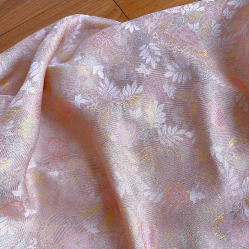A new Chinese-style through-hole Hanfu dress made of all-silk and multicolored jacquard fabric
A new Chinese-style through-hole Hanfu dress made of all-silk and multicolored jacquard fabric