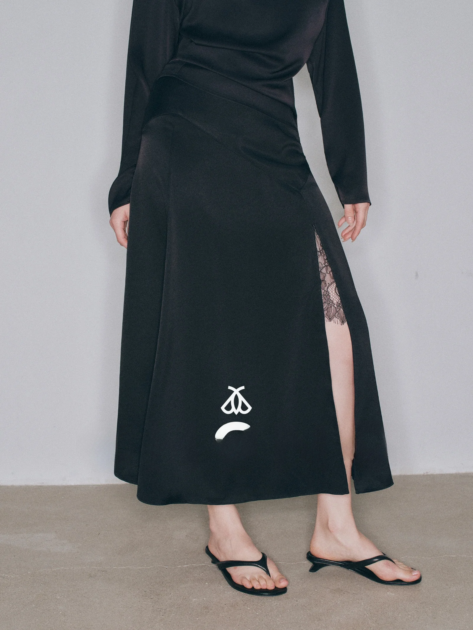 Sexy Semi-Body Skirt with Lace Base Three-acetate Blended High Split A-Line Skirt for Young Ladies Casual Wear
Sexy Semi-Body Skirt with Lace Base Three-acetate Blended High Split A-Line Skirt for Young Ladies Casual Wear