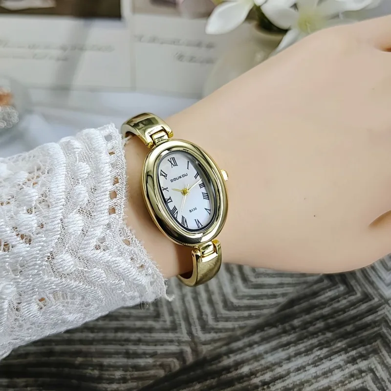 Известный бренд, женские часы-браслет, новый овальный циферблат, модный женский золотой ремешок для часов, регулируемый браслет, кварцевые часы, роскошные часы
Известный бренд, женские часы-браслет, новый овальный циферблат, модный женский золотой ремешок для часов, регулируемый браслет, кварцевые часы, роскошные часы