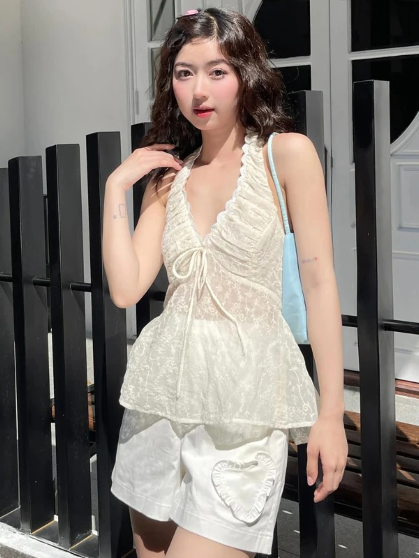 Летняя мода, милая, милая, повседневная, универсальная, на открытом воздухе, с кружевной отделкой, с v-образным вырезом, сексуальная, с открытой спиной, с рюшами, однотонная майка с лямкой на шее
Летняя мода, милая, милая, повседневная, универсальная, на открытом воздухе, с кружевной отделкой, с v-образным вырезом, сексуальная, с открытой спиной, с рюшами, однотонная майка с лямкой на шее