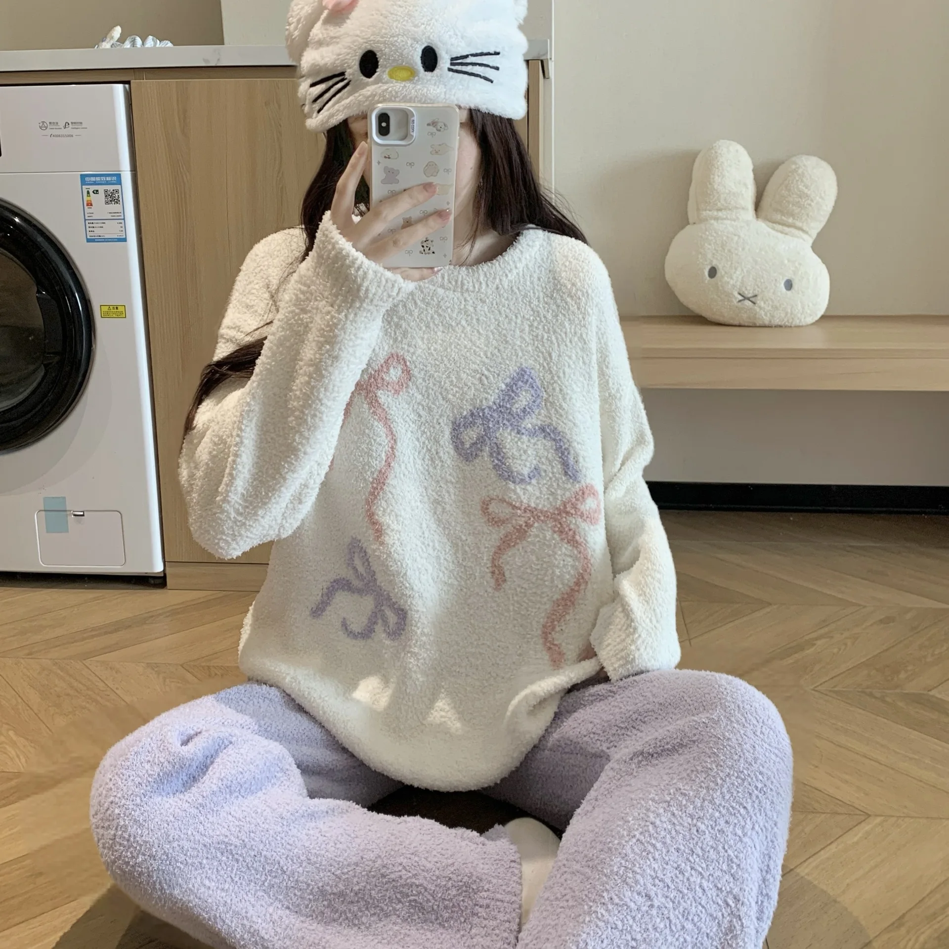 Winter Plush Sweet Pajamas for Girls Women Autumn Winter Warm Cute Bow Home Wear Set Thickened Comfortable Fleece Sleepwear
Winter Plush Sweet Pajamas for Girls Women Autumn Winter Warm Cute Bow Home Wear Set Thickened Comfortable Fleece Sleepwear