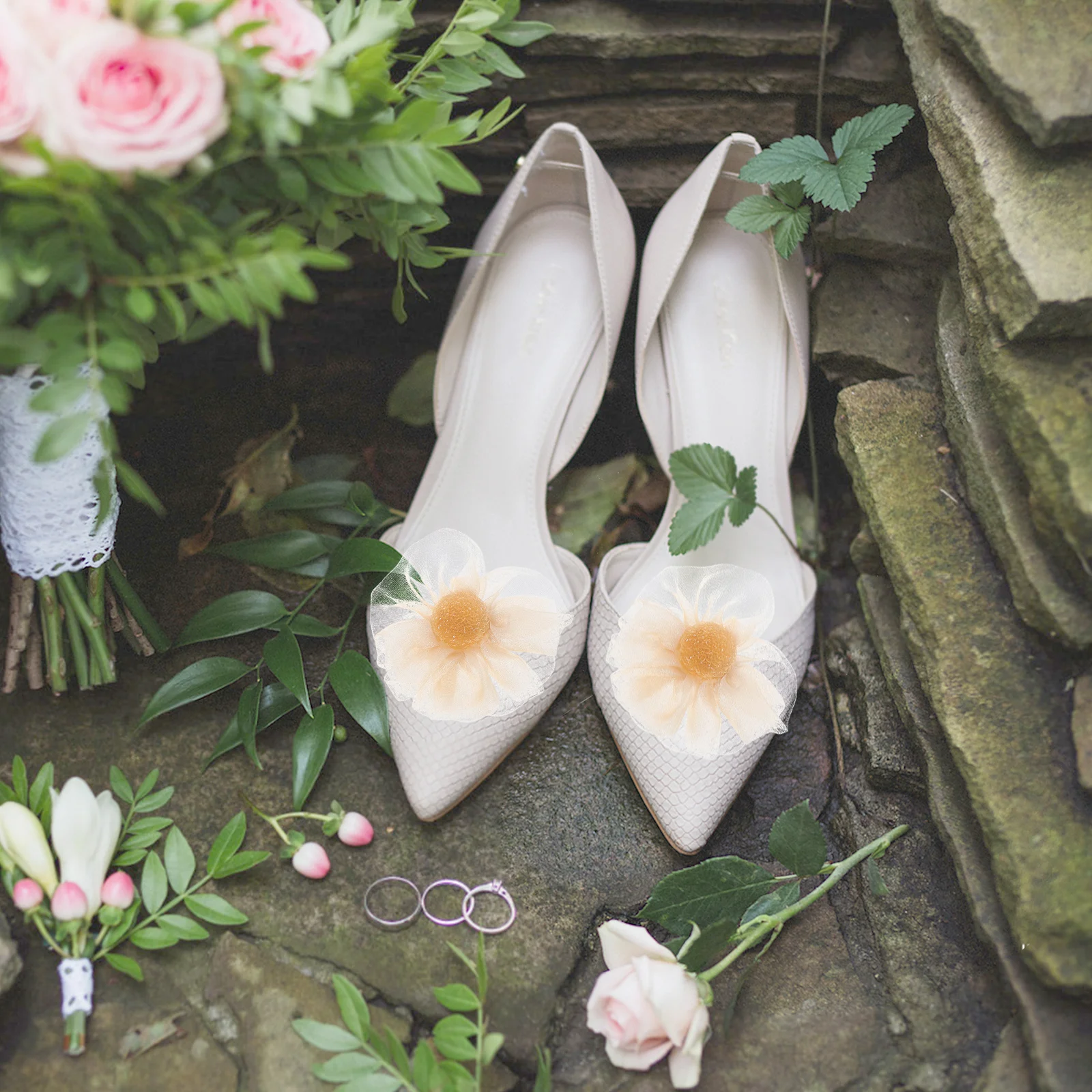 2Pcs Fabric Rose Shoe Buckles Detachable Bridal Shoe Clips Wedding Decorations High Heels Accessories for Women 
2Pcs Fabric Rose Shoe Buckles Detachable Bridal Shoe Clips Wedding Decorations High Heels Accessories for Women