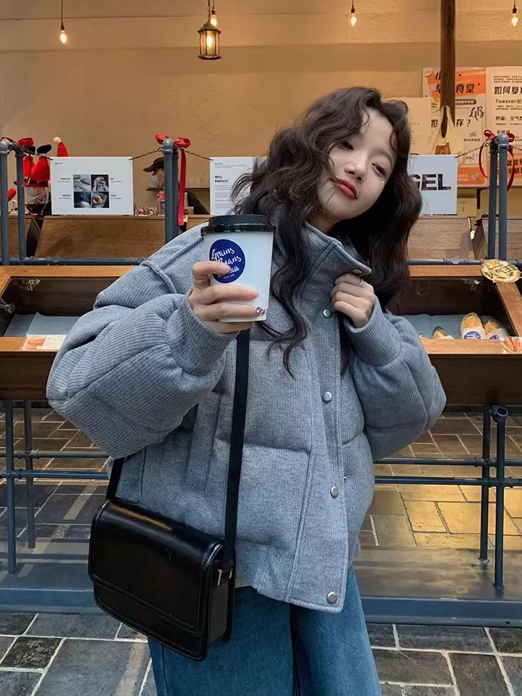 Серые короткие парки женские Y2K уличная одежда 3XL большие укороченные пуховые пальто корейские свободные толстые теплые пуховики зимняя верхняя одежда
Серые короткие парки женские Y2K уличная одежда 3XL большие укороченные пуховые пальто корейские свободные толстые теплые пуховики зимняя верхняя одежда