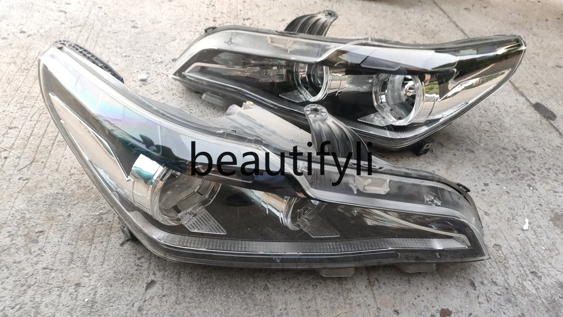 lt6351 Headlight headlight headlight assembly original car dismantling parts 
lt6351 Headlight headlight headlight assembly original car dismantling parts