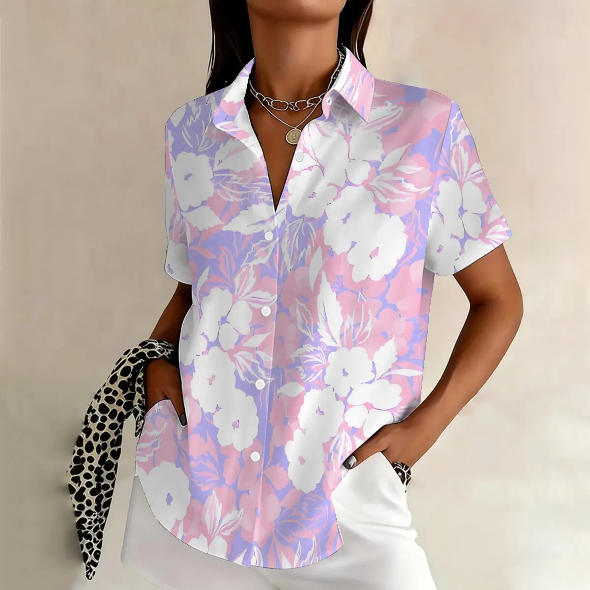 Plus-size, simple floral print short-sleeved shirt for women, elegant floral pattern, loose fit, slimming effect
Plus-size, simple floral print short-sleeved shirt for women, elegant floral pattern, loose fit, slimming effect