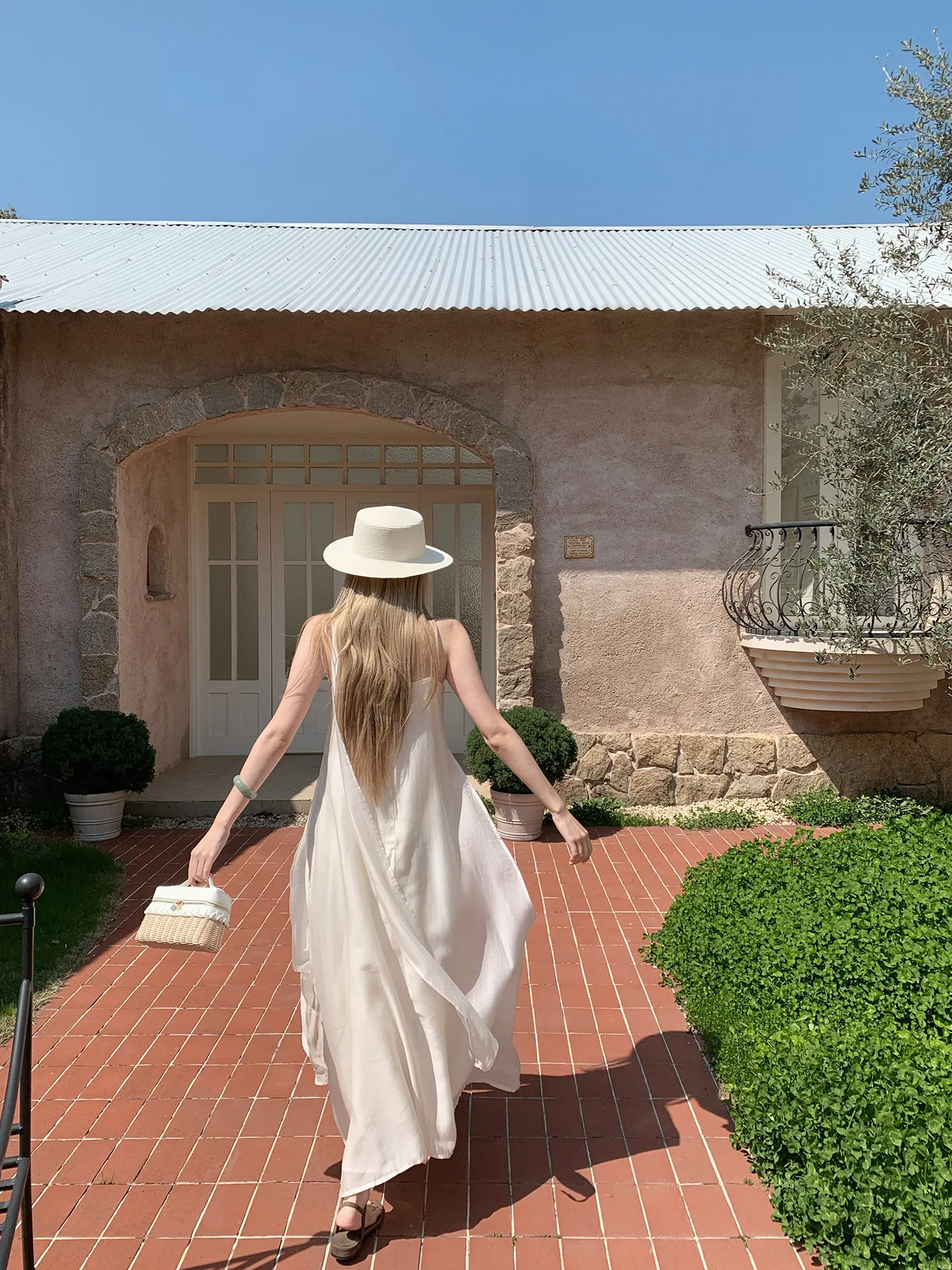 Loose Waist Sleeveless Chiffon Dress for Women in Apricot Color Holiday Style Skirt with Sash A-Line Silhouette City Walk
Loose Waist Sleeveless Chiffon Dress for Women in Apricot Color Holiday Style Skirt with Sash A-Line Silhouette City Walk