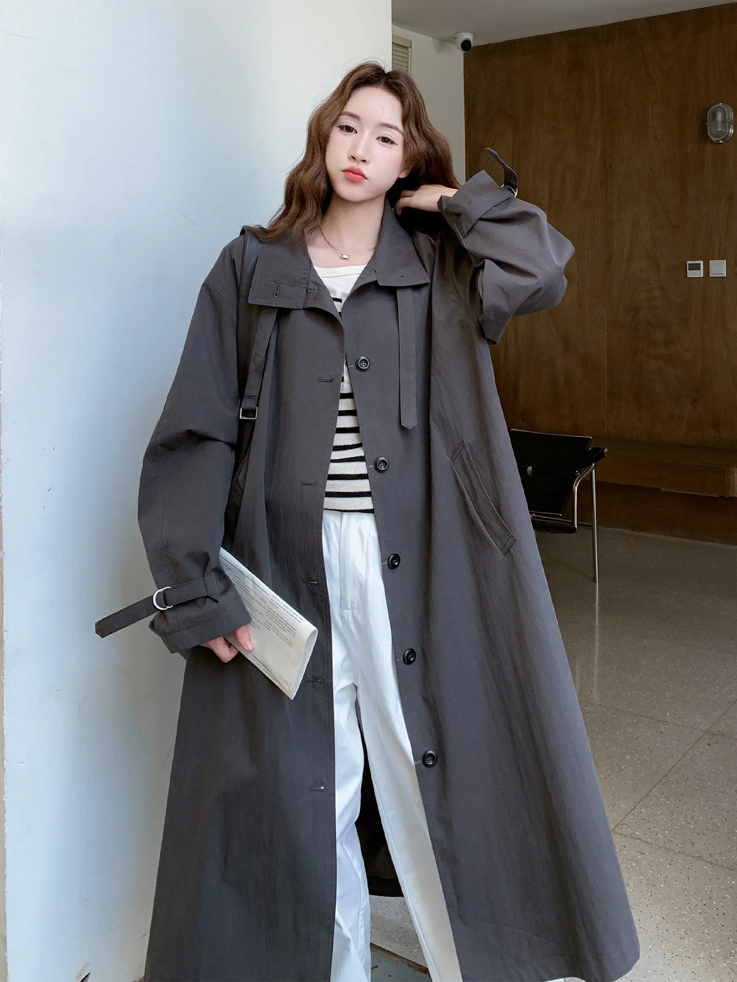 SuperAen модные серые плащи для женщин, осень 2026, новинка корейского стиля, свободные длинные пальто оверсайз с воротником-стойкой
SuperAen модные серые плащи для женщин, осень 2026, новинка корейского стиля, свободные длинные пальто оверсайз с воротником-стойкой