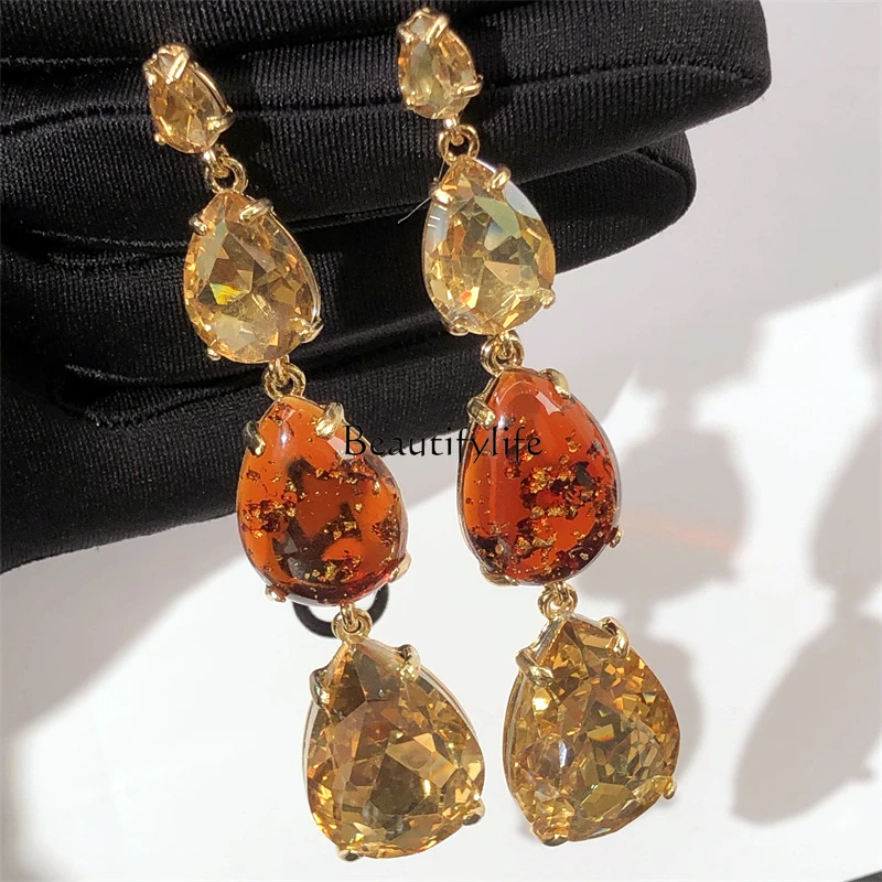 Light luxury high-end amber retro water drop fringed earrings, exaggerated earrings.
Light luxury high-end amber retro water drop fringed earrings, exaggerated earrings.