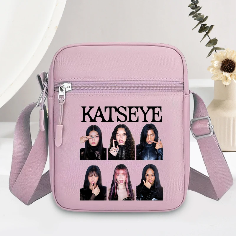Fashion K POP KATSEYE Nylon Phone Storage Pouch for Men Women Anime Cartoon Fashion Shoulder Bags Students Portable Handbag Gift
Fashion K POP KATSEYE Nylon Phone Storage Pouch for Men Women Anime Cartoon Fashion Shoulder Bags Students Portable Handbag Gift