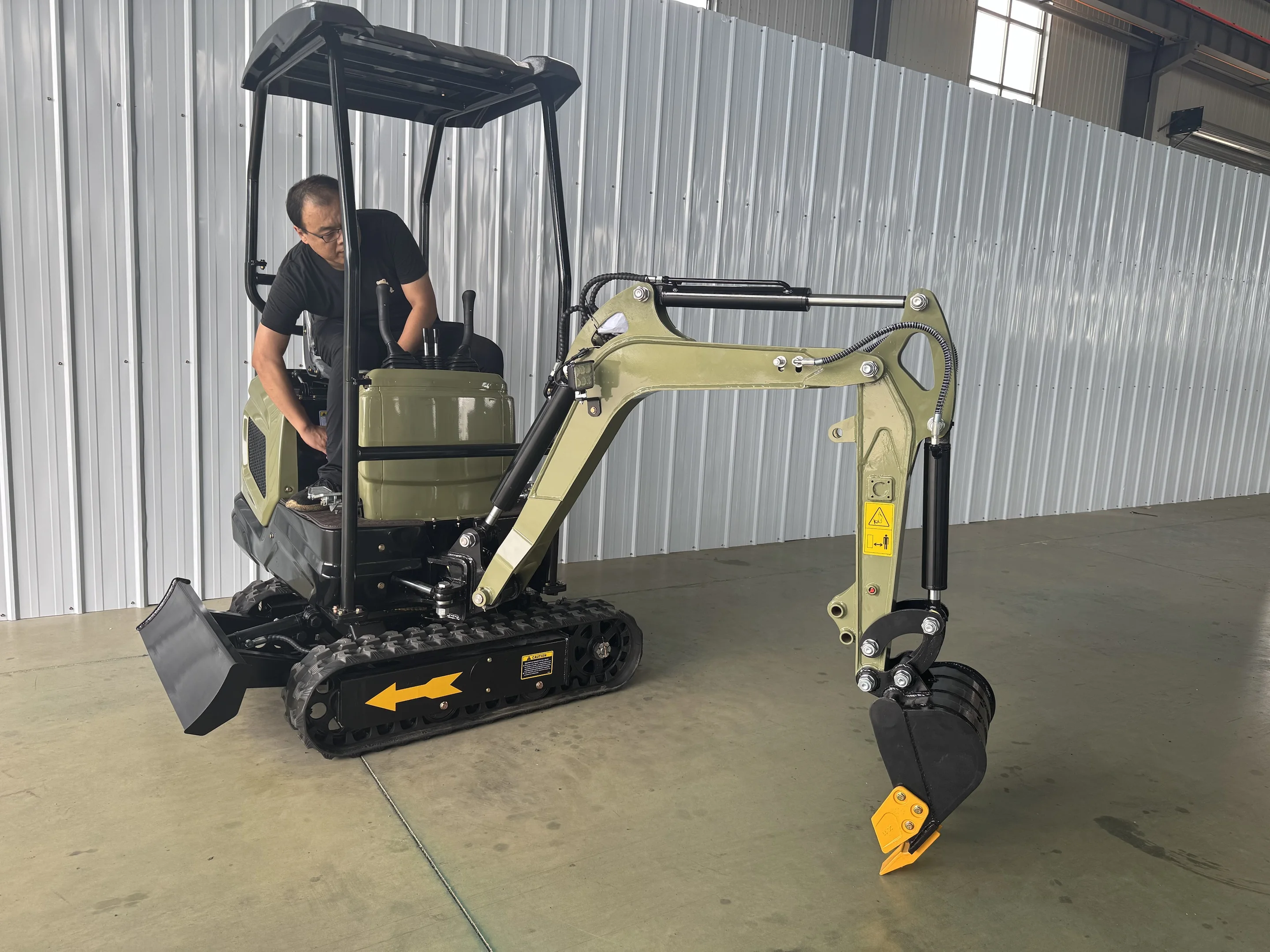 Дешевые гидравлические аксессуары для экскаваторов с 1,2-1,5 тонны. Мини-гусеничный экскаватор, продается со скидкой 60% на складе.
Дешевые гидравлические аксессуары для экскаваторов с 1,2-1,5 тонны. Мини-гусеничный экскаватор, продается со скидкой 60% на складе.