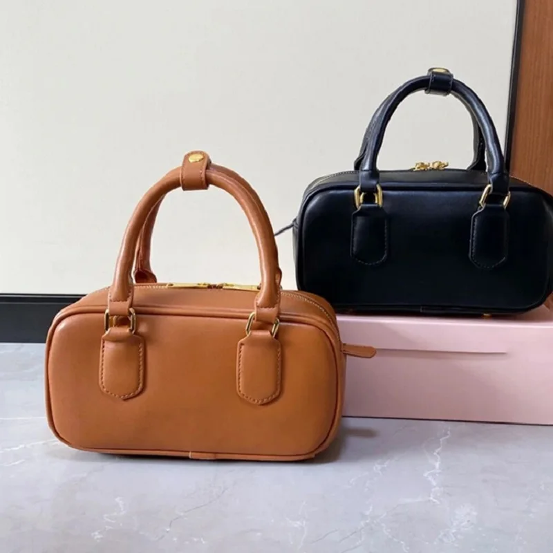 2024 Autumn/Winter New Fashion Bowling Bag Retro Handheld Crossbody Bag Women's Simple Style Small Square Bag Pillow Bag
2024 Autumn/Winter New Fashion Bowling Bag Retro Handheld Crossbody Bag Women's Simple Style Small Square Bag Pillow Bag