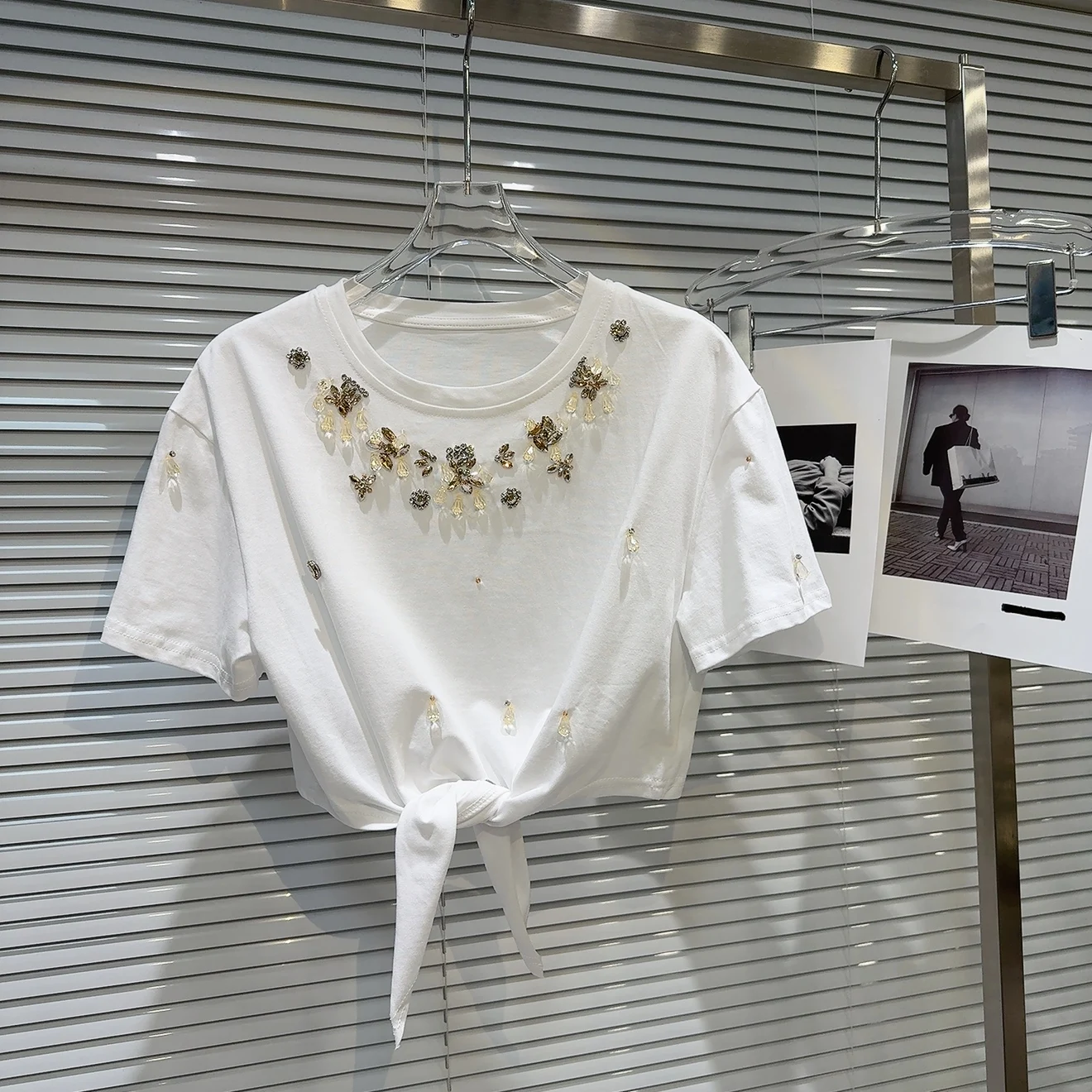 Heavy Embellied round Ne ort Sve T-irt arp Hemline Diamond Beads Women's Casual Sle Summer Faion Trend
Heavy Embellied round Ne ort Sve T-irt arp Hemline Diamond Beads Women's Casual Sle Summer Faion Trend