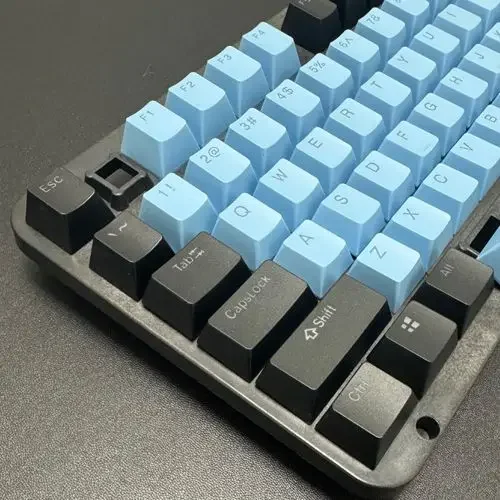Mechanical keyboard keycap PBT material OEM height black and blue classic two-color light transmission 104/87/61
Mechanical keyboard keycap PBT material OEM height black and blue classic two-color light transmission 104/87/61