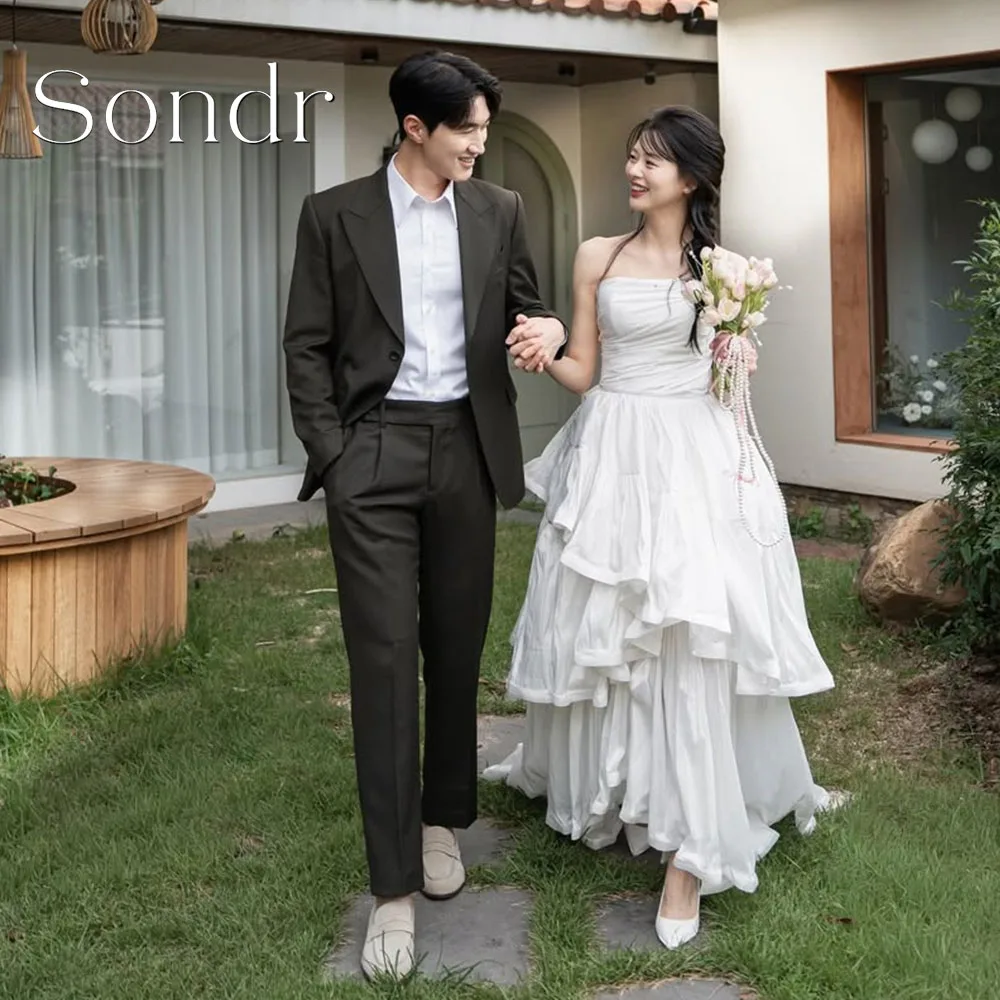 Sondr Customized Strapless Taffeta Korean Wedding Dresses Tiered Pleated Bridal Party Gown A Line Wedding Party Gown Corset
Sondr Customized Strapless Taffeta Korean Wedding Dresses Tiered Pleated Bridal Party Gown A Line Wedding Party Gown Corset