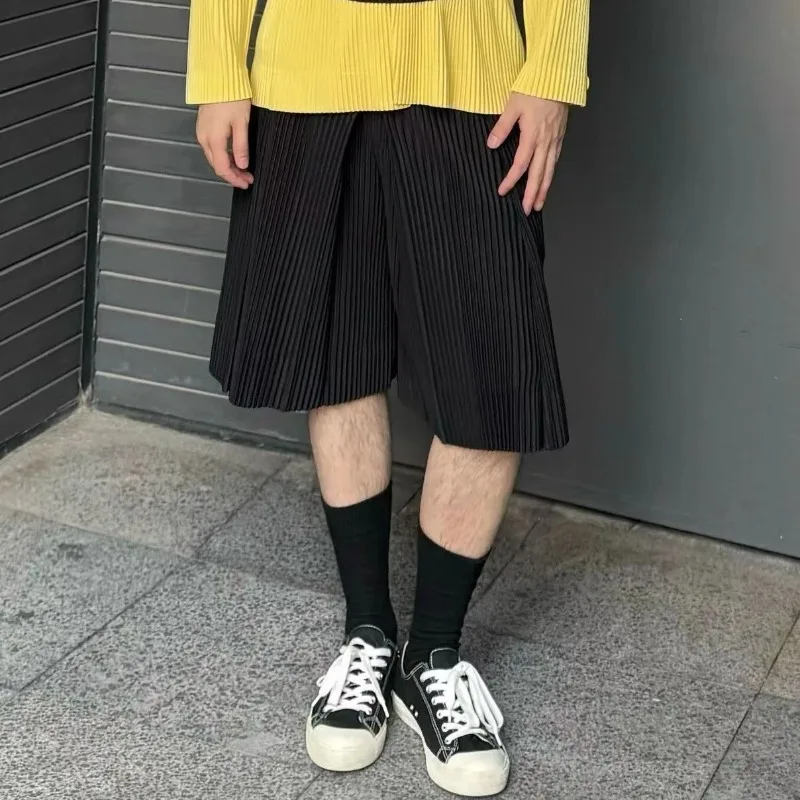 Miyake Pleated Men's Casual Shorts 2026 Summer New Simple Fashion Elastic Waist Drawstring Closed Front Black Knee-Length Shorts
Miyake Pleated Men's Casual Shorts 2026 Summer New Simple Fashion Elastic Waist Drawstring Closed Front Black Knee-Length Shorts