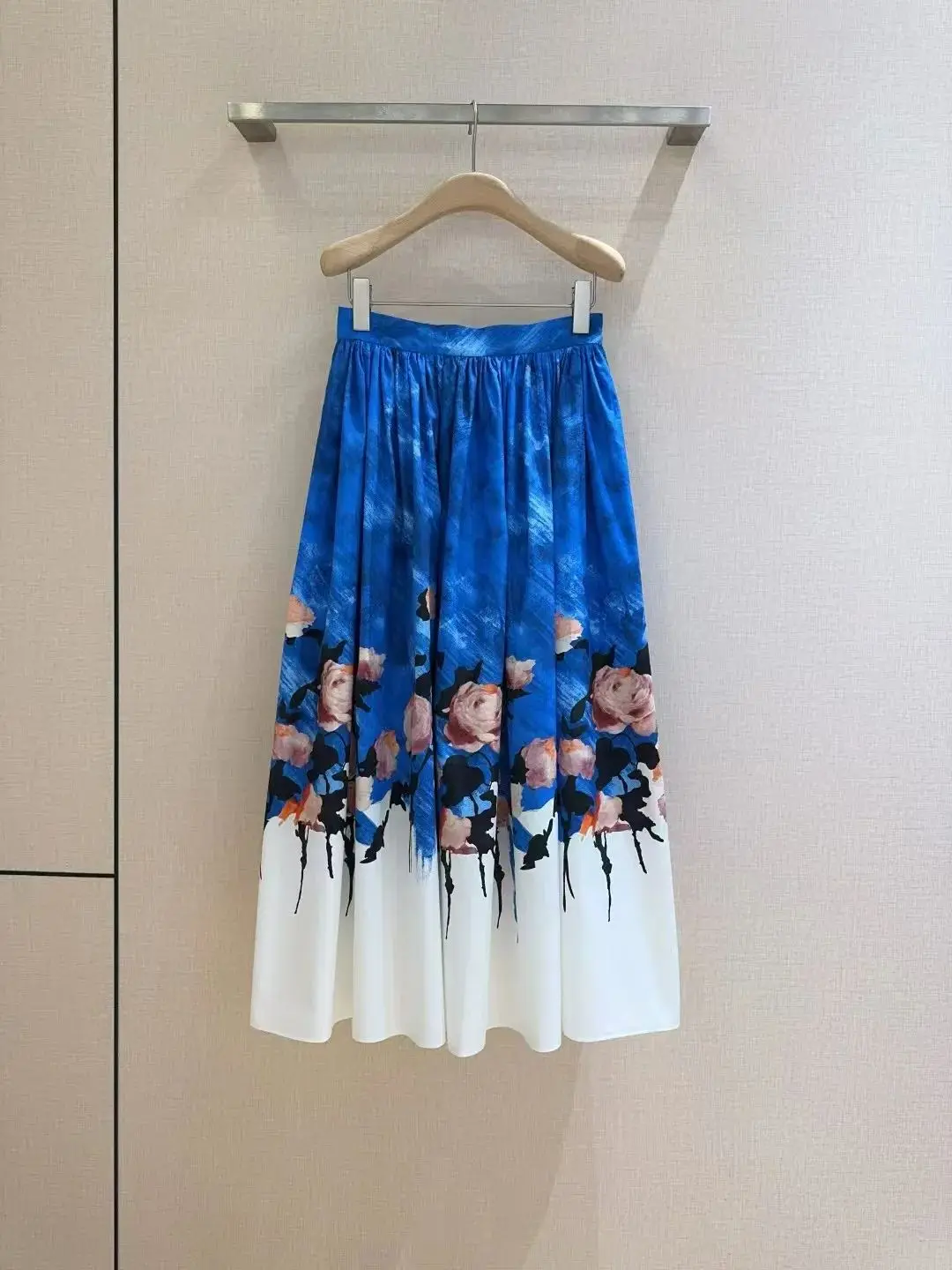 2025 Spring/Summer New Vacation Style Half Skirt Medium to Long High Waist Folded Rose Printed Half Skirt Made of Pure Cotton Ma
2025 Spring/Summer New Vacation Style Half Skirt Medium to Long High Waist Folded Rose Printed Half Skirt Made of Pure Cotton Ma