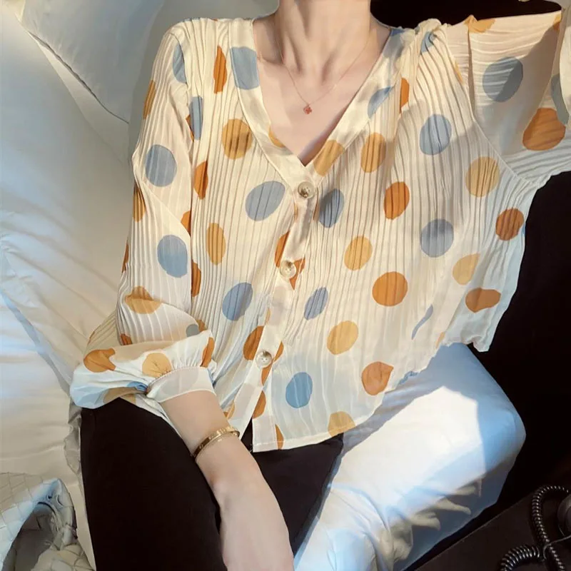 Vintage Colour Polka Dot Pleats Chiffon Shirt Women 2024 Spring Loose Long Sleeved V-neck Contrasting Colors All-match Shirt
Vintage Colour Polka Dot Pleats Chiffon Shirt Women 2024 Spring Loose Long Sleeved V-neck Contrasting Colors All-match Shirt