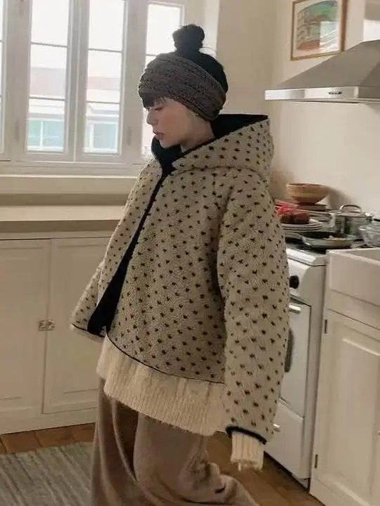 Casual Chic Floral Print Lamb Velvet Hooded Jacket Women Winter Double-Sided Wear Warm Versatile Short Cotton Coat
Casual Chic Floral Print Lamb Velvet Hooded Jacket Women Winter Double-Sided Wear Warm Versatile Short Cotton Coat