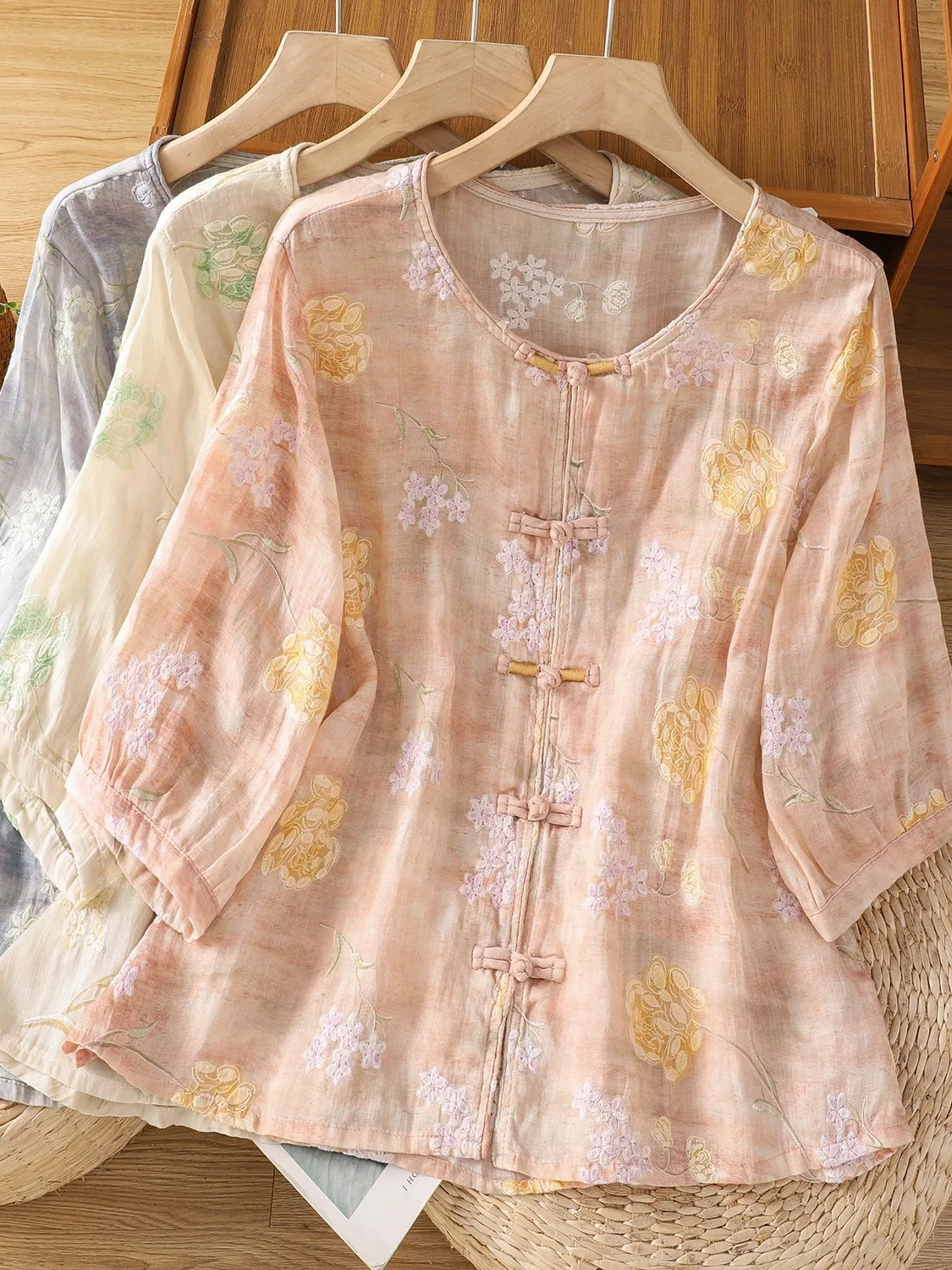 New Chinese Style Heavy Embroidery Flower Cotton Linen Shirt Women Summer Unique Beautiful Fashionable Thin Top Button round ...
New Chinese Style Heavy Embroidery Flower Cotton Linen Shirt Women Summer Unique Beautiful Fashionable Thin Top Button round ...