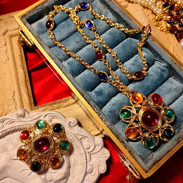 European and American Women's Vintage Baroque Gold-plated Colored Glass Flower Brooch Necklace Dual-purpose Sweater Chain
European and American Women's Vintage Baroque Gold-plated Colored Glass Flower Brooch Necklace Dual-purpose Sweater Chain
