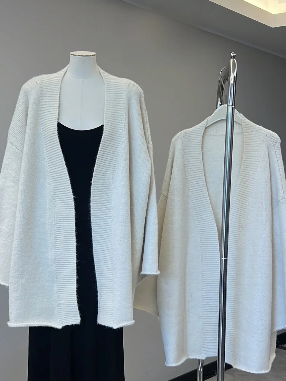 Loose Knitted Cardigan in Beige Spring Autumn Winter V-neck Long Sleeve Warm Cozy Atmosphere Feel Medium Length Sweater Jacket
Loose Knitted Cardigan in Beige Spring Autumn Winter V-neck Long Sleeve Warm Cozy Atmosphere Feel Medium Length Sweater Jacket
