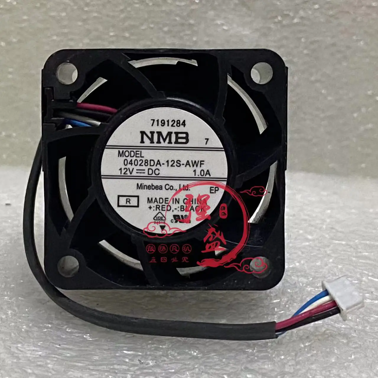 NMB 04028DA-12S-AWF DC 12 В 1,0 А 40x40x28 мм 4-проводной охлаждающий вентилятор для сервера
NMB 04028DA-12S-AWF DC 12 В 1,0 А 40x40x28 мм 4-проводной охлаждающий вентилятор для сервера