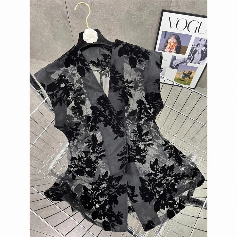 2024 New Summer Fashion Elegant Versatile Mid Length Slim Fit Sleeveless Vest Solid V-neck Gauze Printed Women's T-shirt Top
2024 New Summer Fashion Elegant Versatile Mid Length Slim Fit Sleeveless Vest Solid V-neck Gauze Printed Women's T-shirt Top