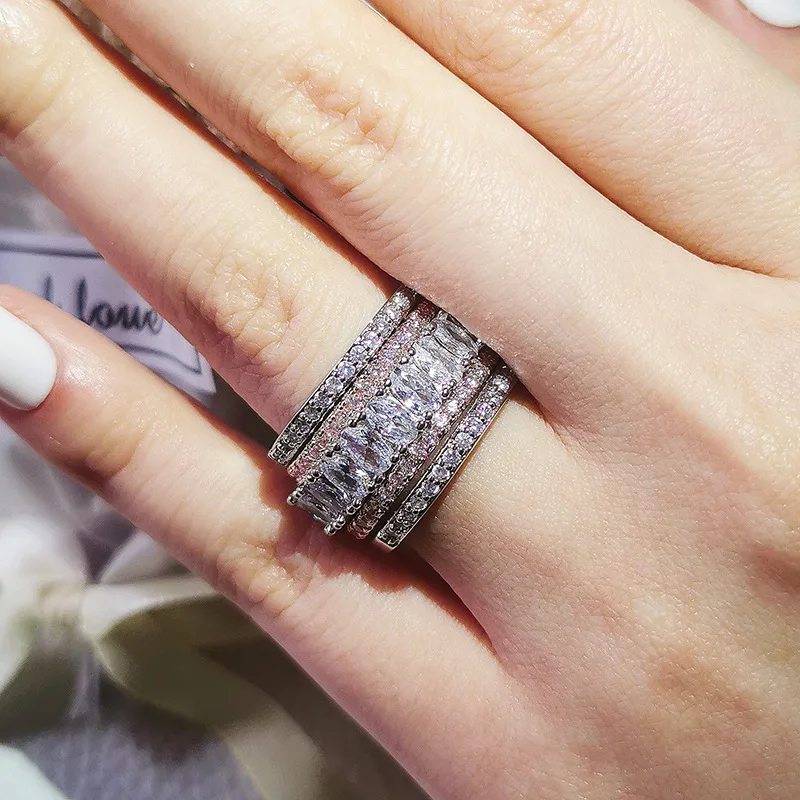 Luxury Two-Tone Wide Rings for Women Full Brilliant Cubic Zirconia Exquisite Superb Party Jewelry Trendy Chic Accessories
Luxury Two-Tone Wide Rings for Women Full Brilliant Cubic Zirconia Exquisite Superb Party Jewelry Trendy Chic Accessories