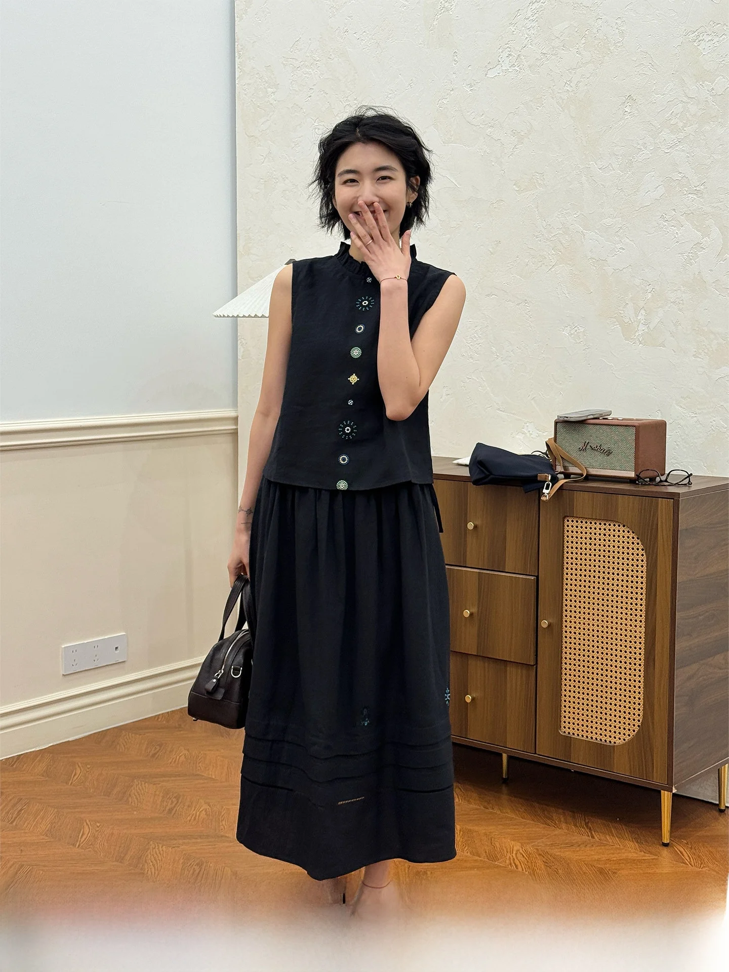 Bla Haax Embroidered ort Svel T-irt Women's Spring Design Unique Collar Top Commute Sle Stand Fit Pure Color
Bla Haax Embroidered ort Svel T-irt Women's Spring Design Unique Collar Top Commute Sle Stand Fit Pure Color