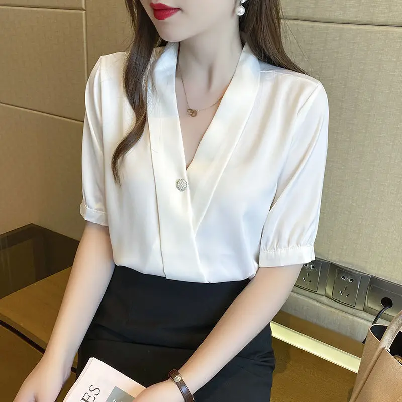 Women's 2024 White Short sleeved Chiffon Shirt Summer New V-neck Professional Shirt Design Sense Top
Women's 2024 White Short sleeved Chiffon Shirt Summer New V-neck Professional Shirt Design Sense Top