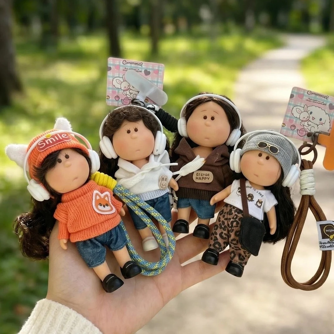 Spanish "Potato Doll" Mia 14cm Vinyl Keychain – with Headphones, Trendy Collectible Pendant for Bags
Spanish "Potato Doll" Mia 14cm Vinyl Keychain – with Headphones, Trendy Collectible Pendant for Bags