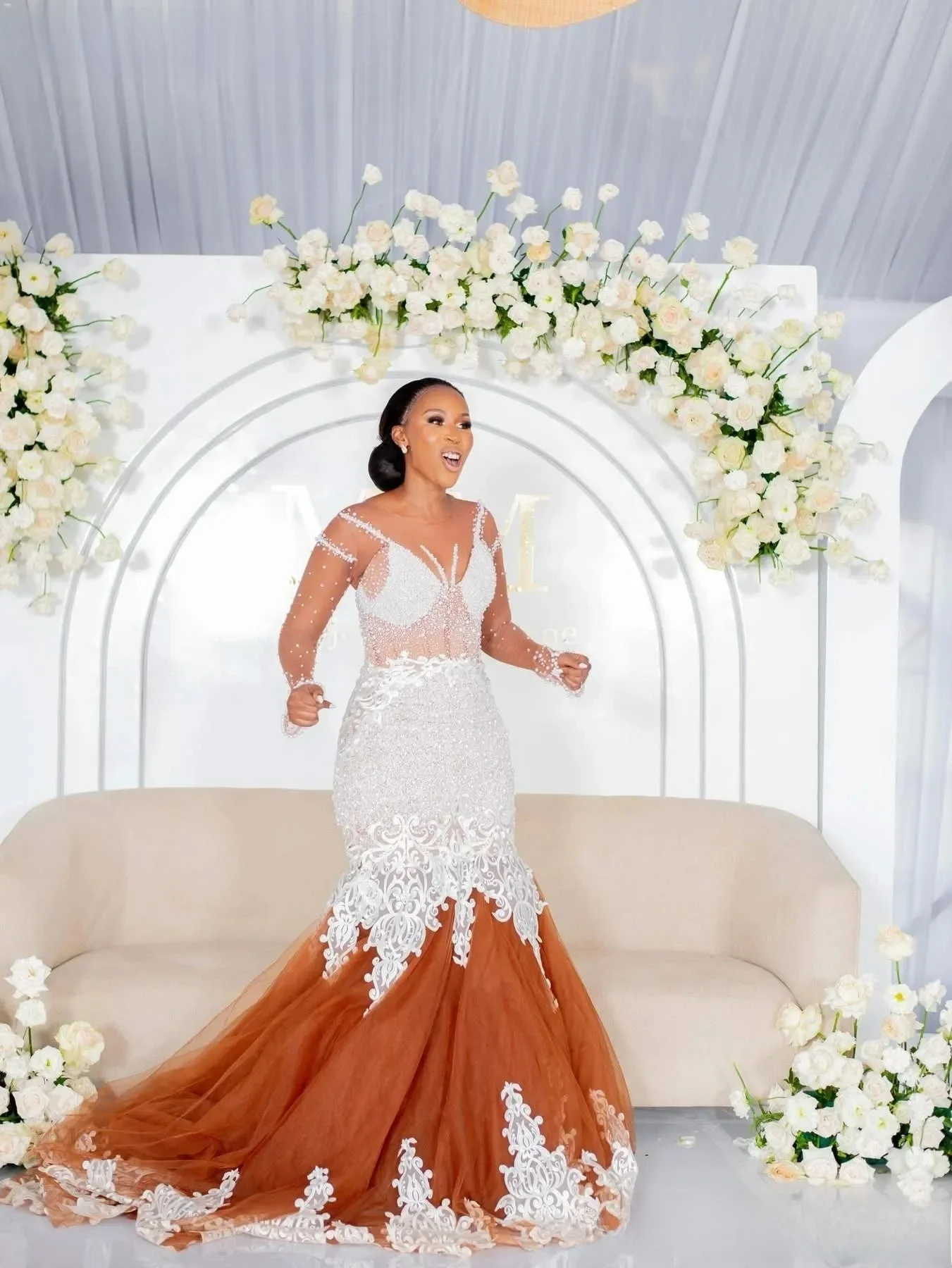 Customized Sheer Neck See Through Shinny Pearls Beads Wedding Dress Robe De Mariée Long Sleeves Elegant Bridal Gown
Customized Sheer Neck See Through Shinny Pearls Beads Wedding Dress Robe De Mariée Long Sleeves Elegant Bridal Gown