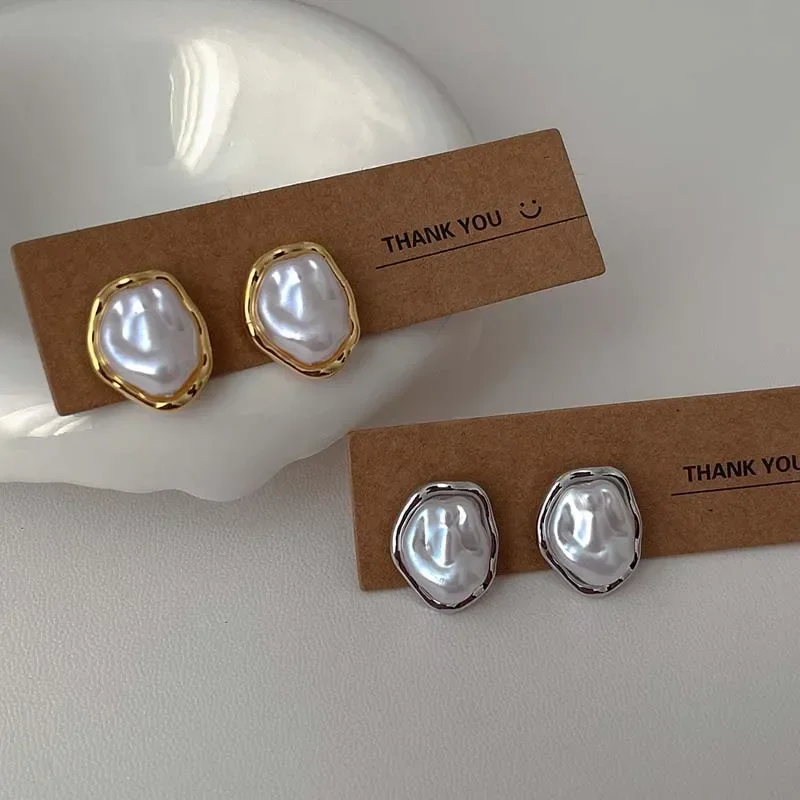 Ladies retro French irregular pearl earrings with niche design high-end and light luxury earrings and earrings
Ladies retro French irregular pearl earrings with niche design high-end and light luxury earrings and earrings