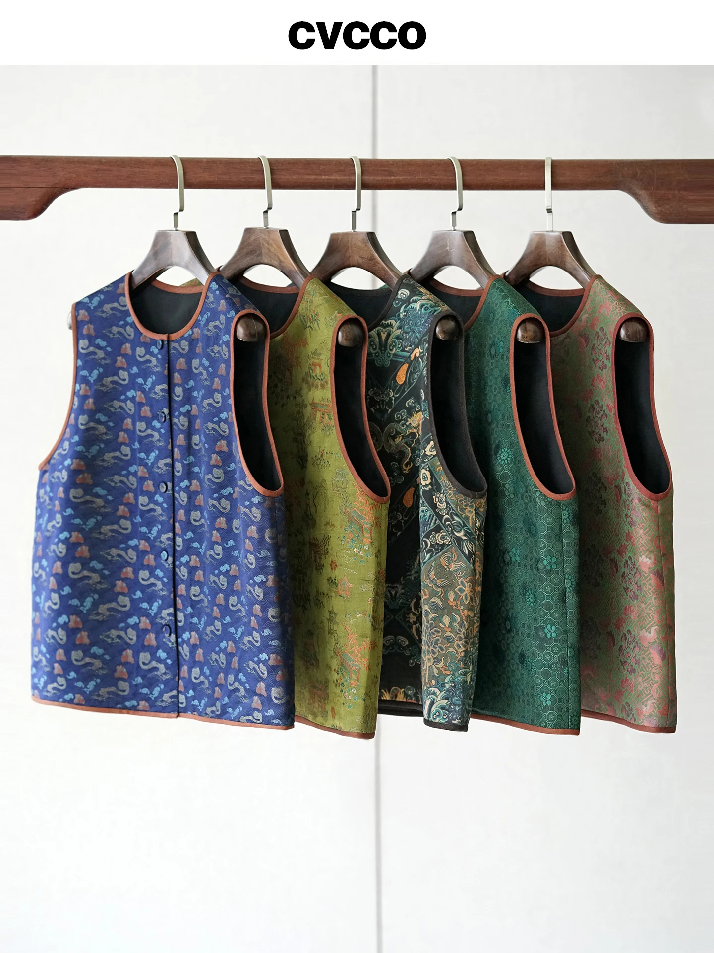 Новая разноцветная хлопковая жилетка в китайском стиле, повседневная, для ежедневной носки, CVCCO, из специального шелка, с круглым вырезом, без рукавов, традиционный костюм Тан, женская.
Новая разноцветная хлопковая жилетка в китайском стиле, повседневная, для ежедневной носки, CVCCO, из специального шелка, с круглым вырезом, без рукавов, традиционный костюм Тан, женская.