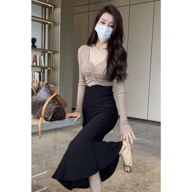 Early autumn women's new design suit: slim-fit long-sleeve top with a slit fishtail skirt, stylish two-piece set
Early autumn women's new design suit: slim-fit long-sleeve top with a slit fishtail skirt, stylish two-piece set