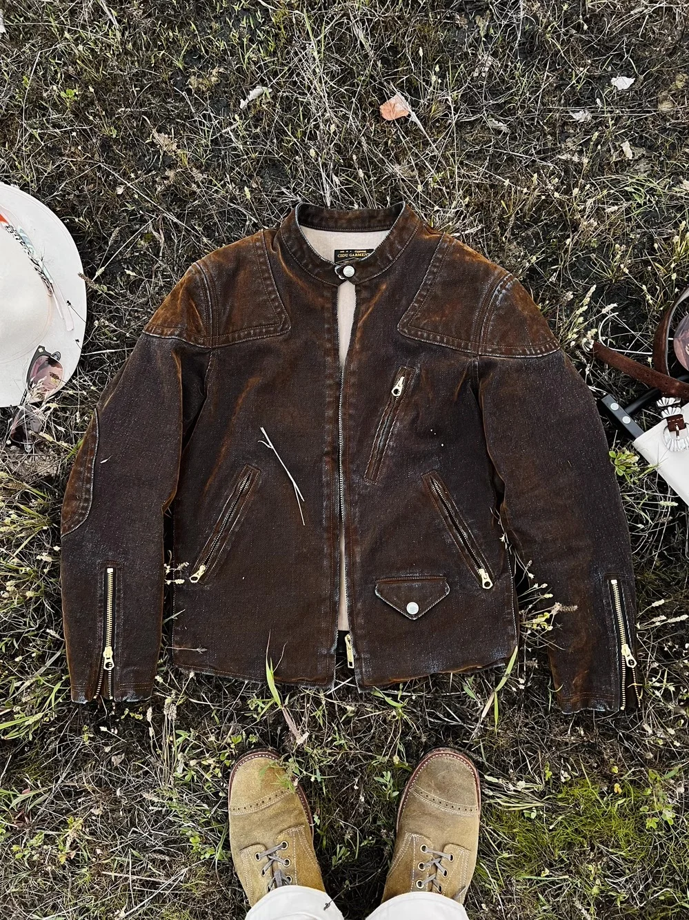 14,5 унций, шлифовальный старый двухцветный оригинальный коровья яд, жидкий воротник-стойка, мотоциклетная куртка
14,5 унций, шлифовальный старый двухцветный оригинальный коровья яд, жидкий воротник-стойка, мотоциклетная куртка