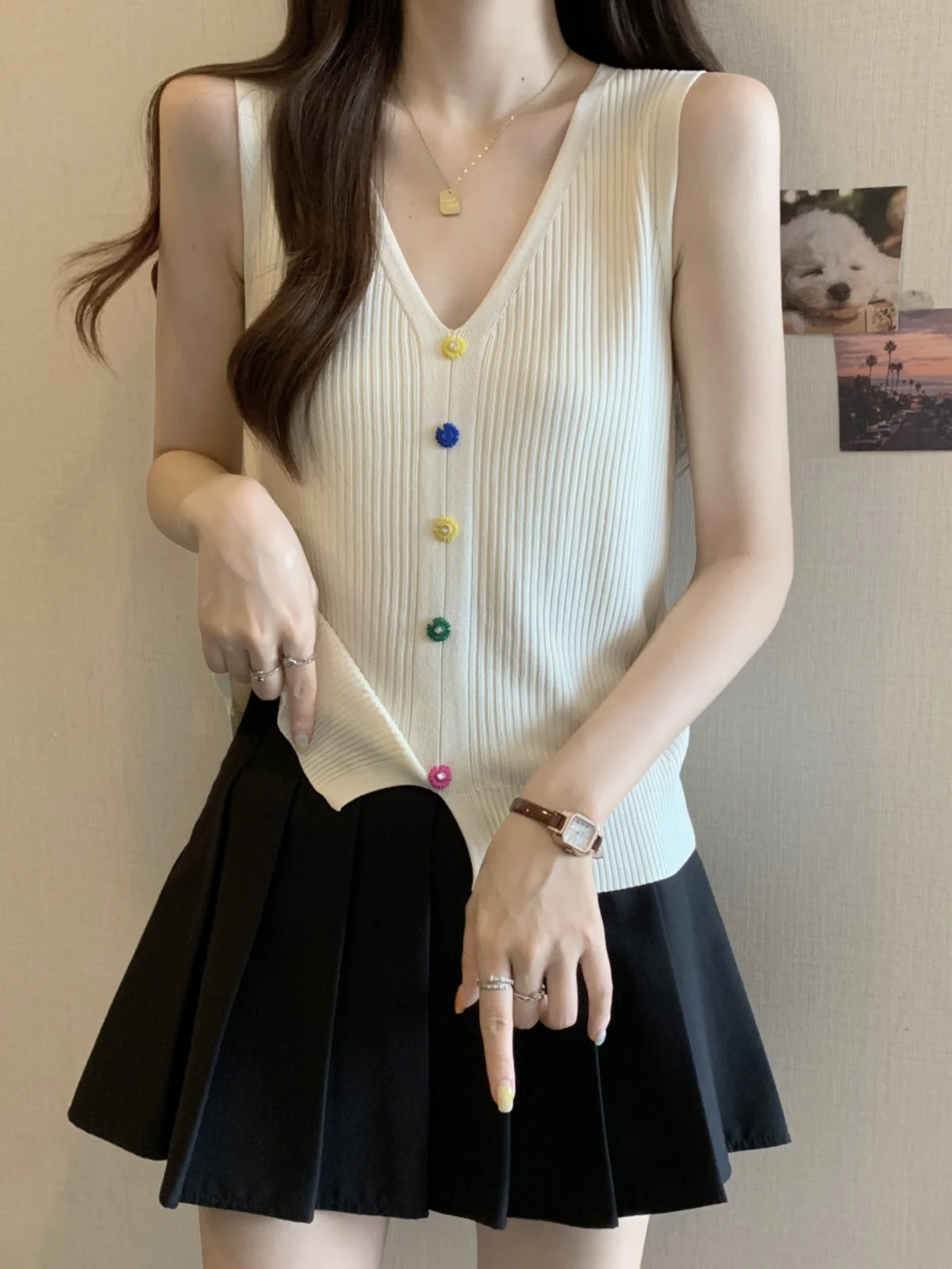 Women's Camisole Tank Top Ice Silk V-Neck Sleeveless Vest Large Size Slimming Inner Wear Summer Fashionable Small Shirt
Women's Camisole Tank Top Ice Silk V-Neck Sleeveless Vest Large Size Slimming Inner Wear Summer Fashionable Small Shirt